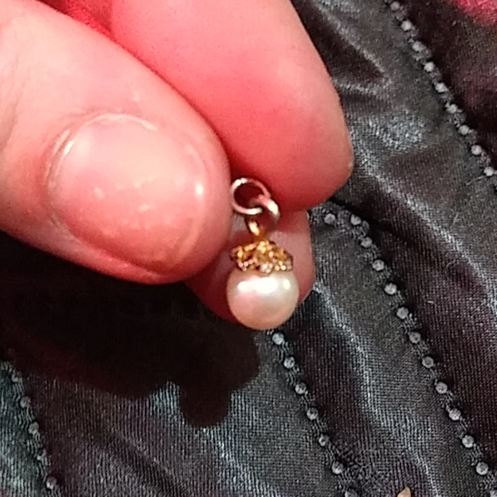 Pearl and gold pendant